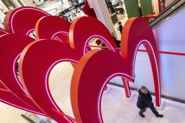 Una persona camina por una zona decorada durante los preparativos para San Valentín en Nueva York (Estados Unidos). El origen de esta celebración del amor queda situado en la fiesta romana de las lupercales.