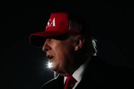 Donald Trump, cuyo uso de las redes sociales generó nuevas críticas de líderes religiosos esta semana tras la publicación de una imagen generada por IA que lo mostraba como una figura similar a Jesús.