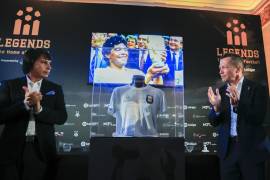 El ex jugador alemán Lothar Matthäus (d) y el presidente de Legends, Marcelo Ordás (i) durante el acto de entrega al Museo Legends de la camiseta que le dio Maradona tras la final del Mundial de México’86.