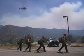 Decenas de bomberos y voluntarios luchaban para controlar el siniestro en la región de Lebec, California.