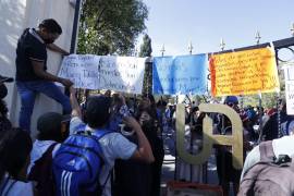 Un grupo de alumnos bloqueó el acceso principal de la UAAAN para exigir la destitución del docente encargado del Programa en Biotecnología.