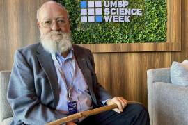 El filósofo estadounidense Daniel Dennett en una entrevista con EFE en el marco de su participación en la Semana de la Ciencia de la Universidad Politécnica Mohamed VI de Marruecos, en Benguerir.