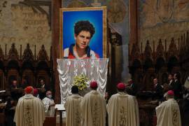 Una imagen de Carlo Acutis que murió en 2006 de leucemia, es descubierta durante su ceremonia de beatificación celebrada por el cardenal Agostino Vallini en la Basílica de San Francisco, en Asís, Italia.