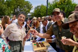 El festejo incluyó pastel, concursos y entrega de regalos mediante competencias divertidas.