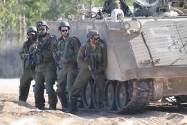 Soldados israelíes patrullan a lo largo de la frontera con el sur de Gaza, en Israel, el 26 de octubre de 2023. El ejército israelí confirmó que llevó a cabo una “incursión selectiva” durante la noche en el norte de Gaza.