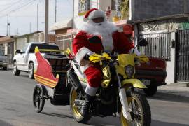Ilusión. Cada temporada navideña y como desde hace tres décadas, Javier Lara, vestido de Santa Claus, recorre la ciudad.