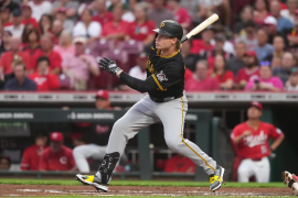 Jack Suwinski, aquí con el jersey de Pittsburgh, es una de las adquisiciones más interesantes de los Dodgers de cara a la temporada 2026 de la Major League Baseball.