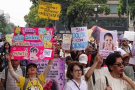 CIUDAD DE MÉXICO, 27AGOSTO2026.- Integrantes de diversos colectivos que apelan por una muerte digna, realizaron la primera manifestación nacional. Iniciando en el Palacio de bellas Artes, avanzó hacia el Congreso Local de la Ciudad, pasó por la Suprema Corte de Justicia, seguido de Palacio Nacional y terminó en el Antiguo Palacio de Ayuntamiento en donde una comisión encabezada por la activista Samara Martínez fue recibida por la jefa de gobierno Clara brugada. FOTO: ROGELIO MORALES/CUARTOSCURO.COM