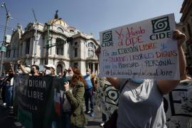 Estudiantes del CIDE protestan contra nombramientos en la universidad, en el centro histórico de la Ciudad de México.