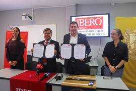 El rector de la Ibero en Saltillo, Juan Luis Hernández, y el rector de la UAdeC, Octavio Pimentel, firmaron el convenio de colaboración.