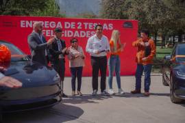 La mujer ganó un auto Tesla en rifa del gobierno de Santa Catarina, en Nuevo León; para la foto oficial le habían dado las llaves, pero se las quitaron después