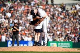 Justin Verlander recibió una ovación en Comerica Park tras completar ante Pittsburgh la última apertura de sus 21 temporadas en las Grandes Ligas.