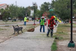 Cuadrillas del programa “Aquí andamos” realizaron poda y limpieza en la Plaza del Compositor, en la colonia República Oriente.