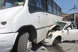 El Cadillac quedó prácticamente debajo del camión de personal tras el choque registrado en la colonia Guayulera.