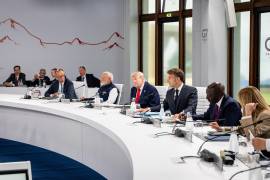 El presidente Donald Trump conversa con mandatarios internacionales en el marco de la cumbre del G7 celebrada en Francia, donde el anuncio de un principio de acuerdo de paz con Irán suavizó el tono de las discusiones bilaterales.
