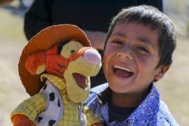 Juguetes, cobijas y despensas forman parte de los apoyos que integrantes del Club Saltillo 4x4 entregan a cerca de 200 familias durante la Ruta de Reyes.