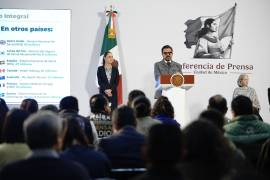 La presidenta Claudia Sheinbaum y el director del IMSS, Zoé Robledo, durante la conferencia sobre mejoras en infraestructura médica.