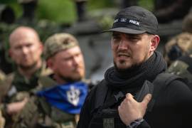 Denis Kapustin comandante del Cuerpo de Voluntarios Rusos conocido como “White Rex” habla con periodistas en la región de Sumy, Ucrania.