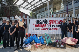 Con consignas y una intervención simbólica, jóvenes reclamaron que la CNDH dejó de acompañar a familias buscadoras y exigieron la renuncia de su presidenta.