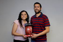 Uno de los balones oficiales para conmemorar el Super Bowl LVI llegó desde Los Ángeles, California, a manos de Luis Armando Rodríguez.