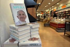 Vista del libro autobiográfico del papa Francisco que se publica este martes en Italia. Estaba previsto que “Esperanza. La autobiografía” fuera publicada tras de la muerte del papa.