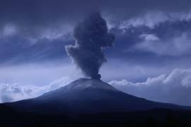 El volcán Popocatépetl mantiene una gran actividad, imagen tomada desde San Pedro, Benito Juárez, municipio de Atlixco, Puebla.
