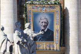 Tapiz que representa al santo católico John Henry Newman colgado del borde del balcón de la logia central de la Basílica de San Pedro durante la Santa Misa y la proclamación del santo como “Doctor de la Iglesia”.
