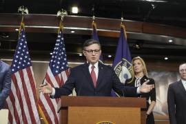 El presidente de la Cámara de Representantes, Mike Johnson, republicano de Luisiana, celebra una conferencia de prensa en el Capitolio de Washington, el 29 de febrero de 2024.