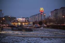 El restaurante McDonald’s se ve en el centro de Dmitrov, una ciudad rusa a 75 km. al norte de Moscú, Rusia.