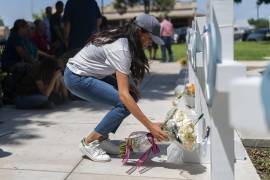 Meghan Markle, duquesa de Sussex, deja flores en un sitio conmemorativo para las víctimas que murieron en el tiroteo en la escuela primaria de esta semana en Uvalde, Texas.