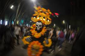 Personas caracterizadas de Catrinas participan en la Procesión de Catrinas como parte de las celebraciones por el Día de Muertos, en Ciudad de México, México.