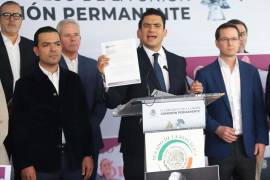 Romero entregó al Congreso de la Unión una solicitud para que desaparezcan los poderes en Sinaloa.