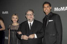 Kim Morgan (i), Guillermo del Toro (c) y Rajendra Ray (d) asisten a la 15.ª edición benéfica anual del Museo de Arte Moderno en honor al director mexicano Guillermo del Toro en el Museo de Arte Moderno de Nueva York.