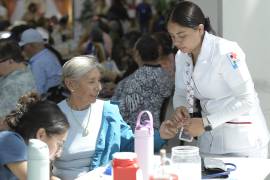 El centro ofrece acompañamiento integral a pacientes y familiares, con terapias cognitivas, físicas y apoyo emocional para garantizar bienestar y autonomía en la vejez.