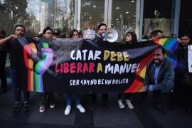 Enrique Guerrero (c), hermano de Manuel Guerrero, mexicano detenido en Qatar debido a su orientación sexual, protesta junto con activistas y familiares afuera de la embajada de Reino Unido en la Ciudad de México.