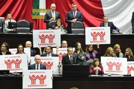 Miguel Ángel Salim Alle, diputado del PAN, junto a sus compañeros de bancada muestran cartulinas con la frase ha nacido el Morenavit durante la sesión ordinaria del Segundo Año de Ejercicio de la LXVI Legislatura del Congreso de la Unión de la Cámara de Diputados en la que se discute la reforma al INFONAVIT.