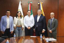 El rector de la UAdeC (centro), Octavio Pimentel, recibió a Silvio I. González y a Jherome Sherman, diplomáticos de los Estados Unidos.