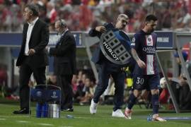El delantero del PSG Lionel Messi se retira en los últimos minutos del partido contra Benfica en la Liga de Campeones.