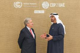 António Guterres (i), secretario General de la ONU, y a Mohamed bin Zayed Al Nahyan, presidente de los Emiratos Árabes Unidos y Gobernante de Abu Dabi, en la COP28 que se lleva a cabo en Dubai.