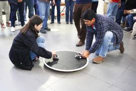 Estudiantes de la Facultad de Sistemas de la UAdeC participaron en el Cuarto Torneo de Peleas de Robot Mini Sumo, como parte de las actividades del Quinto Simposio Internacional de Ingeniería.