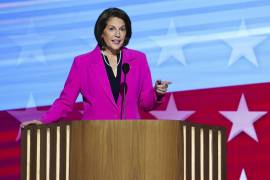 La senadora demócrata de Nevada, Catherine Cortez Masto, pronuncia un discurso durante la tercera noche de la Convención Nacional Demócrata (DNC) en el United Center de Chicago.