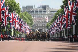 Miembros de Kings Troop como parte de más de 1,400 soldados y 250 caballos de la División Doméstica del Ejército Británico que suben por el Mall hasta el Palacio de Buckingham, en Londres.