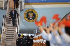 El presidente Donald Trump llega a bordo del Air Force One el miércoles 13 de mayo de 2026 al Aeropuerto Internacional de Pekín.