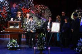 La periodista de TvAzteca encabezó la ceremonia de homenajes junto a los compañeros de Ventaneando de Daniel, así como actores que compartieron escenario con Bisogno.