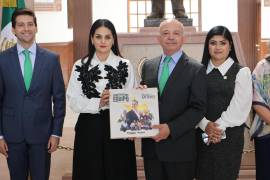 Óscar Pimentel entrega al Congreso el documento que resume un año de acciones del gobierno estatal.