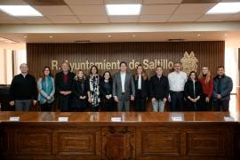 El alcalde Javier Díaz (centro), tomó protesta al nuevo Consejo Directivo del DIF-Saltillo.