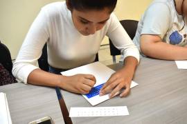 Estudiantes de la Universidad México aprenden el alfabeto a través del lector óptico.