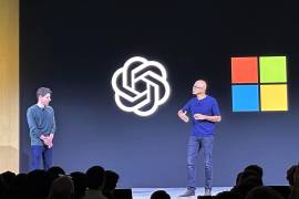 El director general de OpenAI Sam Altman, a la izquierda, se ve en el escenario junto al director general de Microsoft, Satya Nadella, en la primera conferencia de desarrolladores de OpenAI en San Francisco.