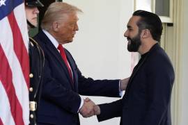 El presidente de El Salvador, Nayib Bukele da la mano al mandatario estadounidense, Donald Trump a su arribo a la Casa Blanca, el 14 de abril de 2025.