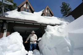 John Bays limpia la nieve de su entrada después de una serie de tormentas en Lake Arrowhead, California.